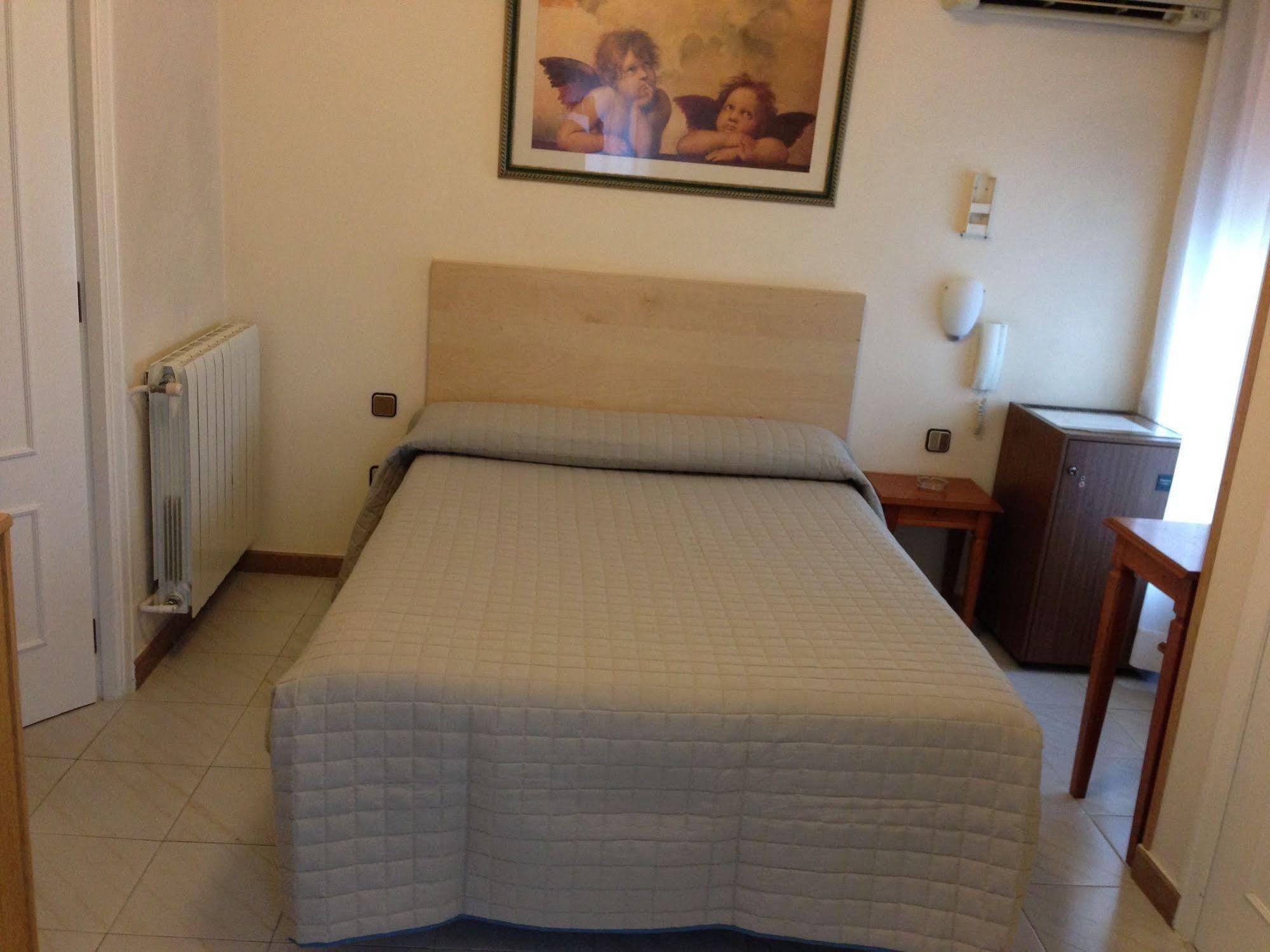 Hostal Cervantes Valdemoro Ngoại thất bức ảnh