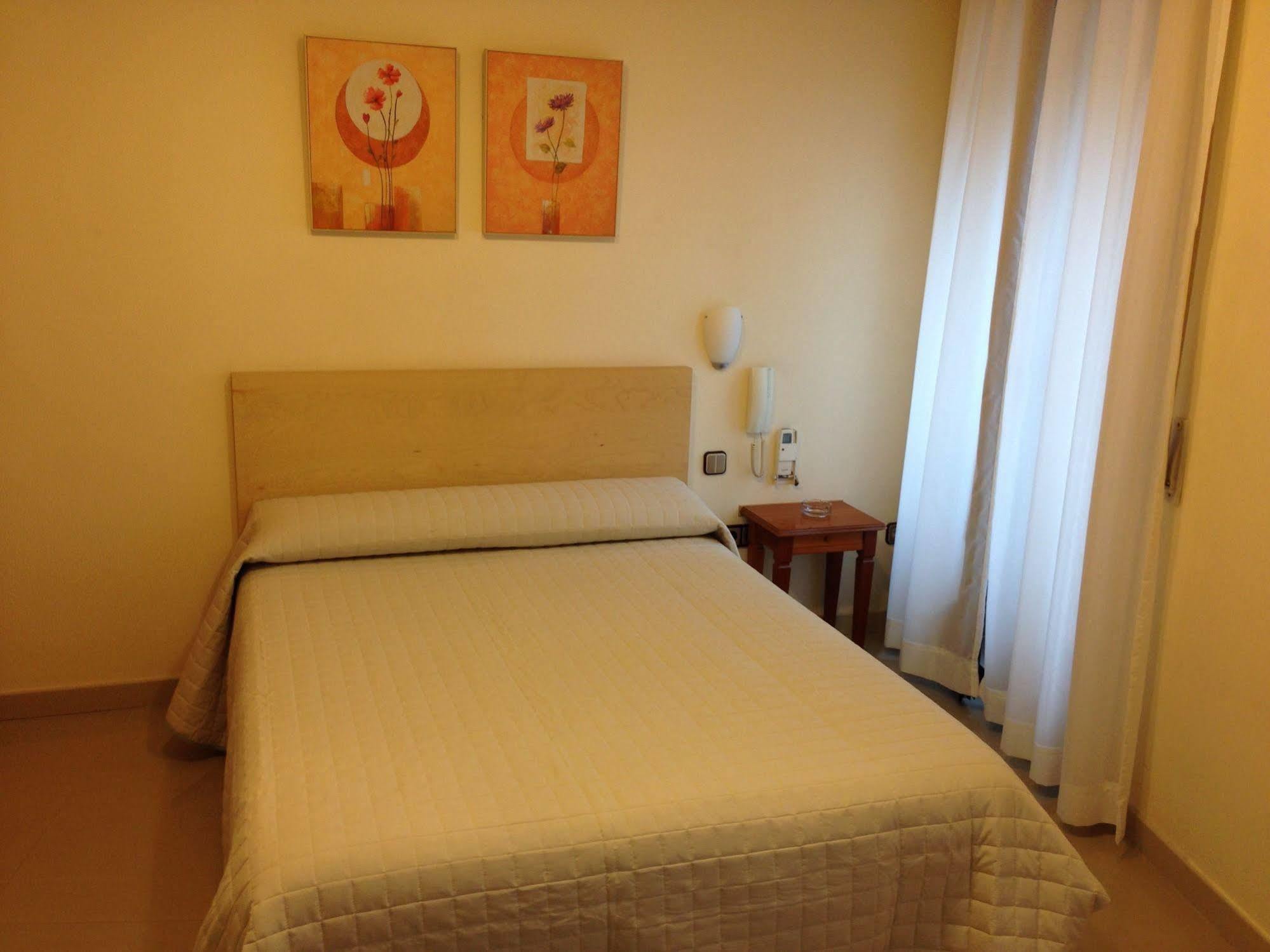Hostal Cervantes Valdemoro Ngoại thất bức ảnh